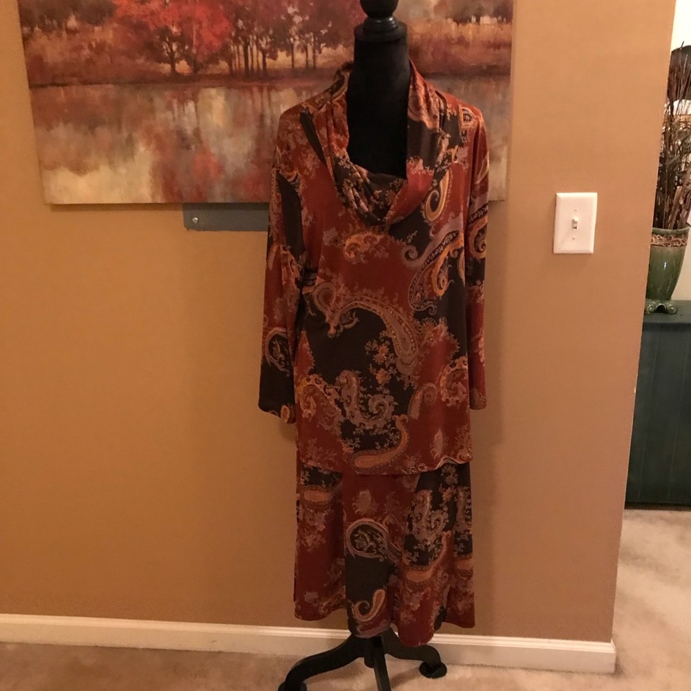 This is a multi color, Rust Paisley, two piece skirt set by Jaclyn Smith